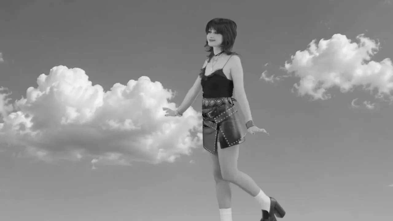 Caro frente a un cielo de nubes, en el videoclip Ya no hay más